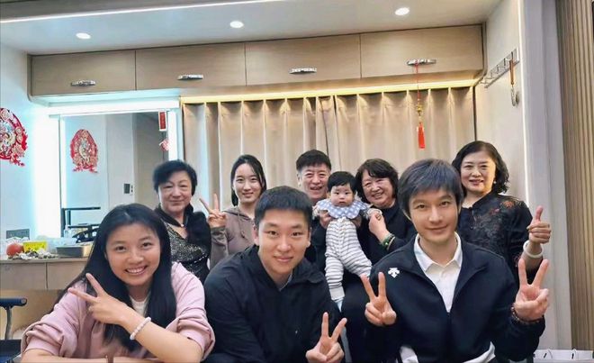 小孩宠探班房车曝光网友这才叫人生赢家AG真人国际厅47岁黄晓明仍被父母当(图6)