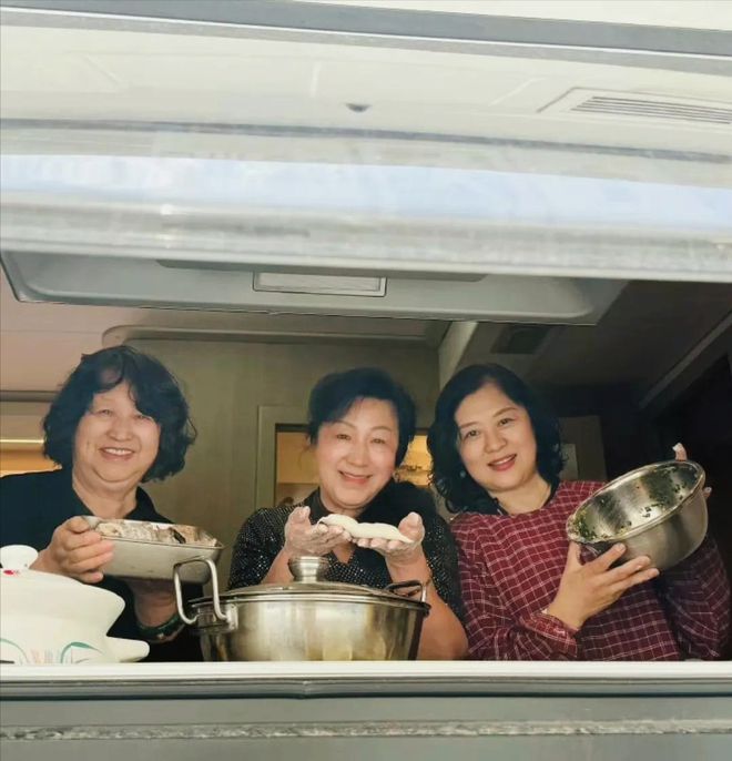 小孩宠探班房车曝光网友这才叫人生赢家AG真人国际厅47岁黄晓明仍被父母当(图5)